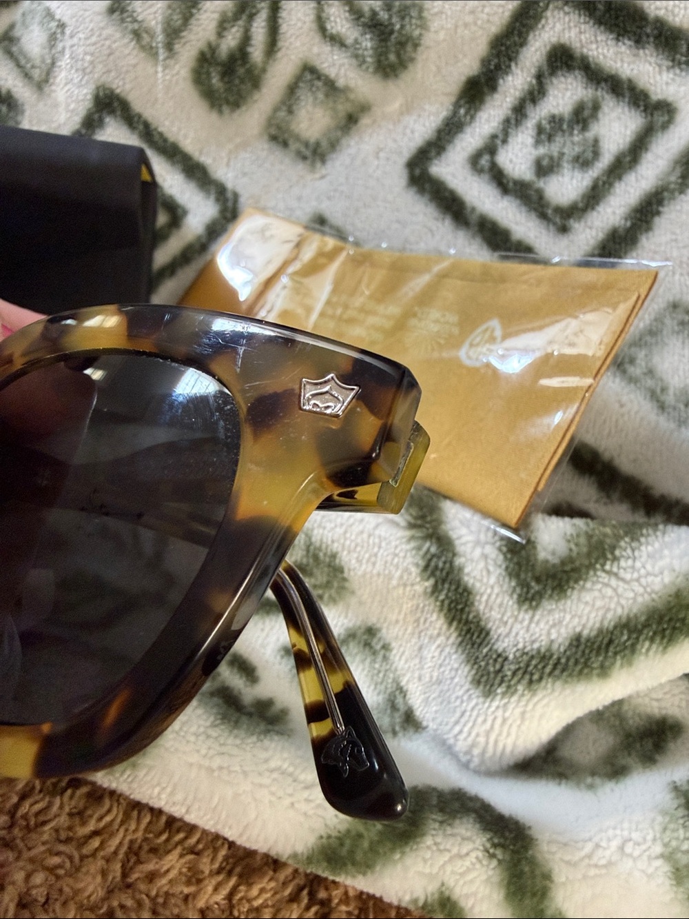 Diff Eyewear Hufflepuff Tortoise Wayfarer Sunglasses - Picture 7 of 7